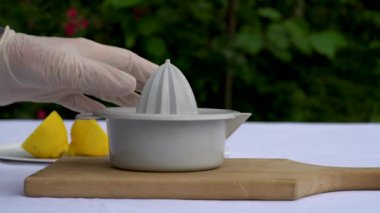 Dışarıdaki masada limon sıkıyorum.