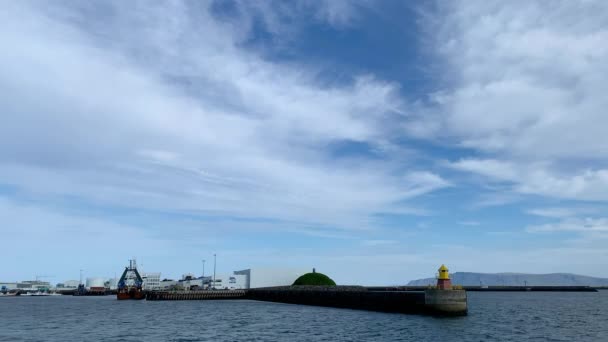 Gul Fyr Havet Piren Och Thufa Ikoniska Konstinstallation Reykjavik Island — Stockvideo