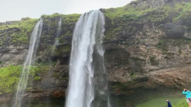 Seljalandsfoss Cachoeira Com Turistas Close Islândia Grande Barulho — Vídeo de Stock