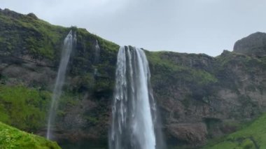 Seljalandsfoss Şelalesi turistlerle, yakın çekim, İzlanda, güzel