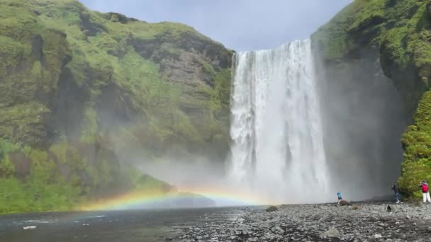 Skogafoss Vattenfall Med Turister Bred Dramatisk — Stockvideo