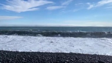 Kara kum ve deniz dalgaları, Reynisfjara Sahili, İzlanda
