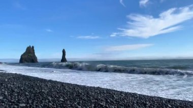 Reynisdrangar bazalt deniz yığınları Reynisfjara Sahili, manzara, İzlanda
