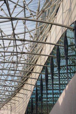 gökyüzüne karşı soyut metal konstrüksiyon