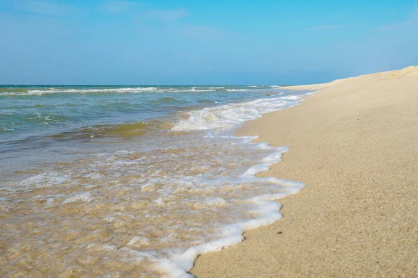 在阳光明媚的日子里 波罗的海的冲浪线 — 图库照片