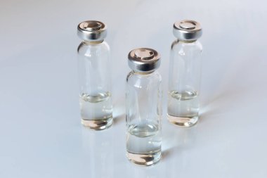 Tıbbi cam şişeleri ve şırınga aşılama için. Tıp kavramı