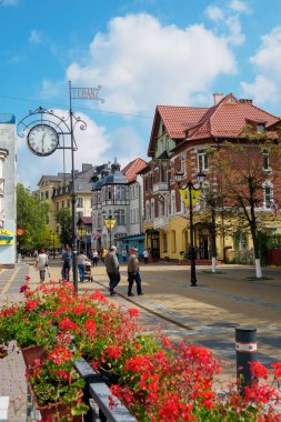 Zelenogradsk / Rusya - 5 Eylül 2018: Kurortny umudu ile güneşli havalarda Kranz saat. Kartvizit Turizm Merkezi.