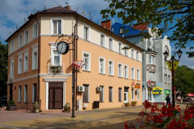 Zelenogradsk / Rusya - 5 Eylül 2018: Kurortny umudu ile güneşli havalarda Kranz masa saati. 
