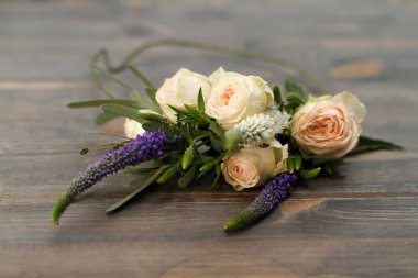 ahşap bir masa üzerinde krem gül buketi