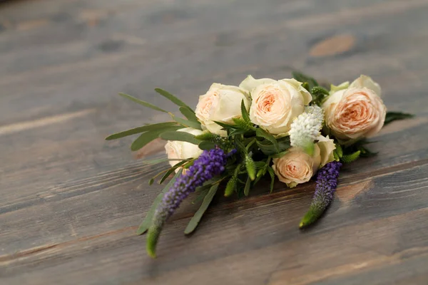 Ramo Rosas Crema Sobre Una Mesa Madera — Foto de Stock