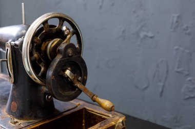 Bağbozumu dikiş makinesi beyaz masada duruyor