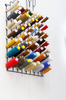 duvarda asılı iplik birçok makaralar