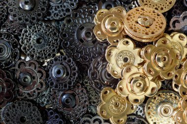 karanlık metal ve altın düğmeleri Metal dekoratif düğme. muhalefet kavramı.