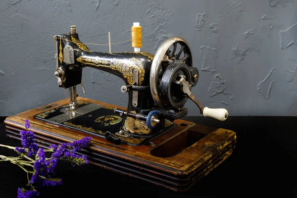 Oldtimer-Nähmaschine steht auf dem weißen Tisch — Stockfoto