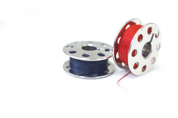 Sewing coils with red and dark blue threads. macro — Stock Photo, Image