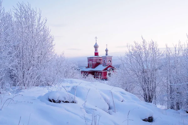 Murmansk, Ryssland - 28 December 2017: Kyrkan All Saints bland snön på Murmansk. Ryssland — Stockfoto