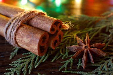 Anason ve tarçın sopa üzerinde ahşap bir masa ile renkli vurgu
