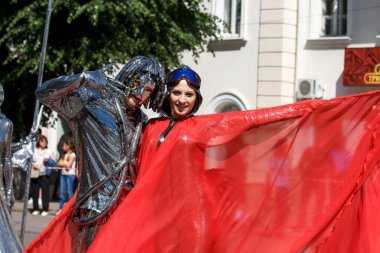 Voronej, Rusya: 12 Haziran 2016. Street tiyatrolar güzel güneşli bir geçit töreni. Eğlenceli, sevinç