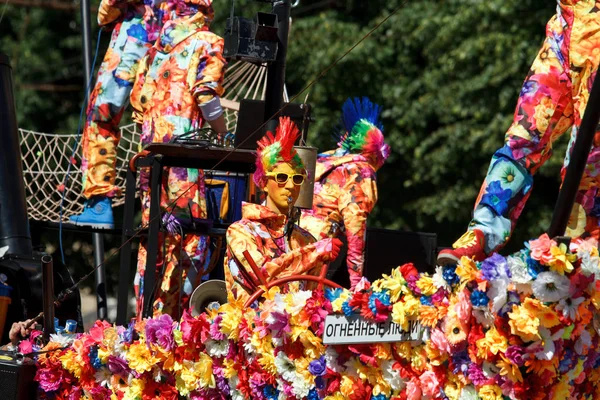 Voronezh, Rússia: 12 de junho de 2016. Desfile de teatros de rua em um belo dia ensolarado. Diversão, alegria — Fotografia de Stock