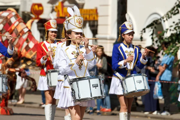 Voronezh, russland: 12. juni 2016. parade der straßentheater an einem schönen sonnigen tag. Spaß, Freude — Stockfoto