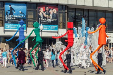 Voronej, Rusya: 12 Haziran 2015. Geçit töreni sokak tiyatroları şehrin ana cadde üzerinde