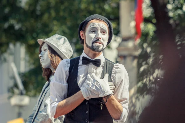 Voronezh, Rússia: 12 de junho de 2015. Desfile de teatros de rua na rua principal da cidade — Fotografia de Stock