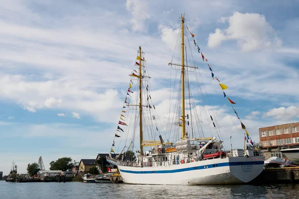 Kalinyingrád, Oroszország-szeptember 10, 2018: a képzési vitorlás hajó Young Baltiets van kikötve. — Stock Fotó