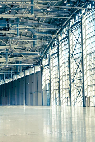 Ventanas de cristal, puertas, paredes en bienes raíces comerciales — Foto de Stock