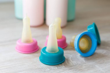 Tam şişe arka plan karşı çiftlikte yerli keçi beslemek için çok renkli meme