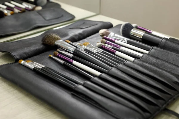 Set de pinceles cosméticos en una caja de cuero negro — Foto de Stock