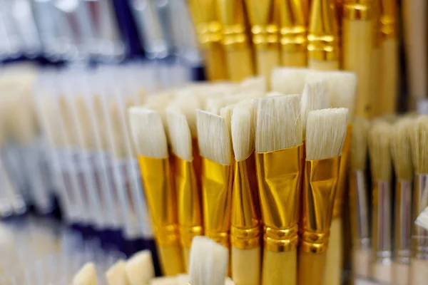 Pinceles amarillos para obras de arte en la tienda —  Fotos de Stock