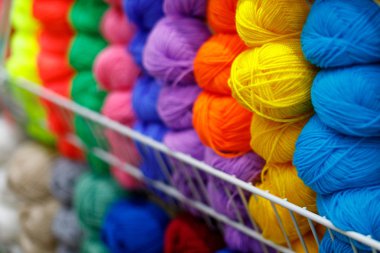 El yapımı makaralarda çok renkli tekstil iplikleri mağazada satışa sunuldu