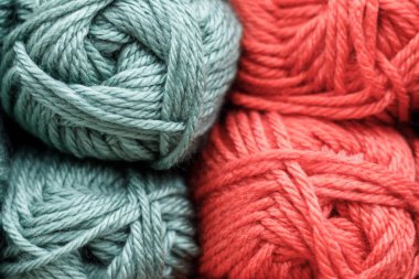 el yapımı makaralarda tekstil iplikleri mağazada satışa görüntülenir