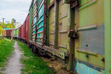 eski yük treni siding üzerinde duruyor