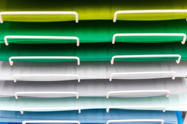 çizim için renkli karton yığınları