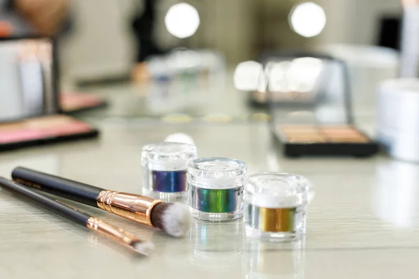 Kit de maquillaje delante de un espejo en un salón de belleza — Foto de Stock