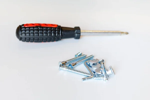 가구를 조립하기위한 나사, 육수 키 및 드라이버를 연결하는 고정 도구. 선택적 초점 — 스톡 사진