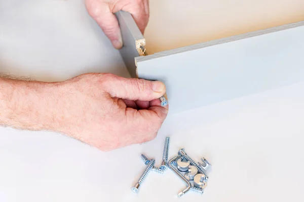 The process of screed two walls of the kitchen box when assembling furniture. Close-up — Stock Photo, Image