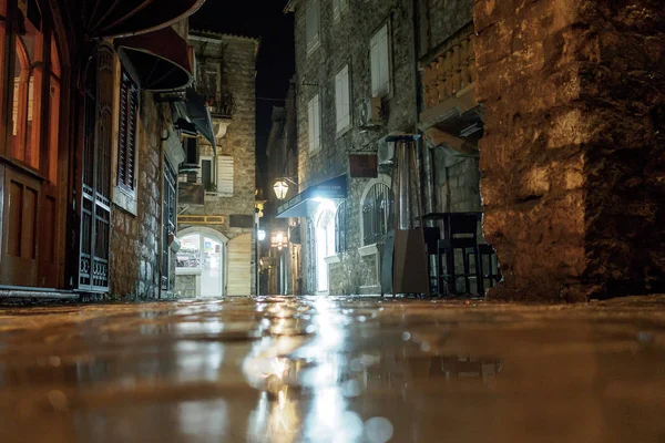 Budva, Montenegro - 2 febbraio 2019. La strada acciottolata della città vecchia è illuminata di notte dalla luce delle lanterne — Foto Stock