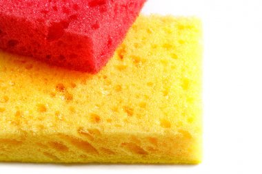 Bulaşık yıkama ve diğer iç ihtiyaçları için renkli süngerler. Kırmızı sünger hafif bir açıyla sarı sünger üzerinde yatıyor.