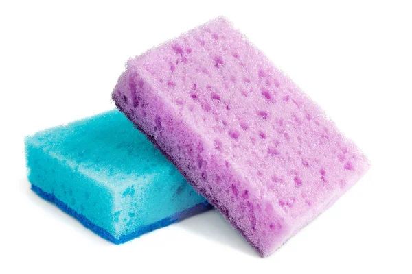 Farbige Schwämme zum Spülen von Geschirr und anderen häuslichen Bedürfnissen. der violette Schwamm liegt leicht schräg auf dem Blau. isolieren — Stockfoto