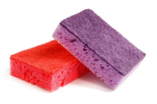 食器やその他の国内のニーズを洗浄するための着色されたスポンジ。紫色のスポンジは、わずかな角度で赤いスポンジの上にあります。分離 — ストック写真