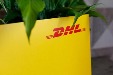 Voronej, Rusya - 25 Mayıs 2019: Tesisin yakınında Dhl logolu zarf. Dhl, lojistik pazarında dünya liderlerinden biri olan mal ve belgelerin ekspres teslimatı için uluslararası bir şirkettir.