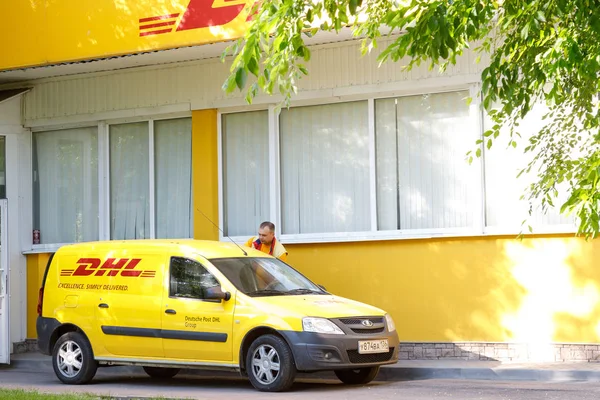 Voronezh, Russia - May 25, 2019: A car with the DHL logo near the office. DHL is an international company for express delivery of goods and documents, one of the world leaders in the logistics market. — Stock Photo, Image