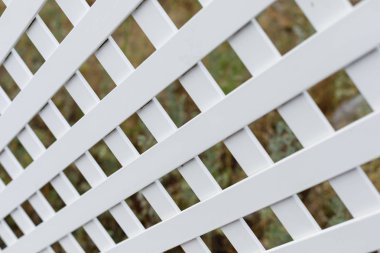 Ön bahçe için beyaz plastik çit.