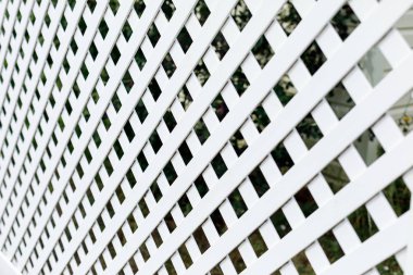 Ön bahçe için beyaz plastik çit.