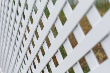 Ön bahçe için beyaz plastik çit.