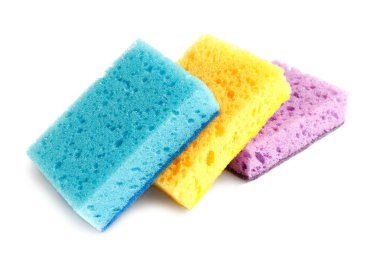 Bulaşık yıkama ve diğer iç ihtiyaçları için renkli süngerler. Sarı sünger hafif bir açıyla mavi ve mor süngerler arasında yer alır. Izole