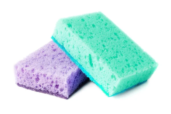 Kebutuhan domestik. Sebuah spons berwarna mint terletak pada spons ungu di sudut sedikit. isolasi — Stok Foto