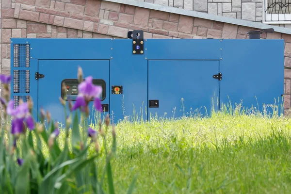 Generador diesel para alimentación de emergencia en la pared del centro médico con buen tiempo — Foto de Stock